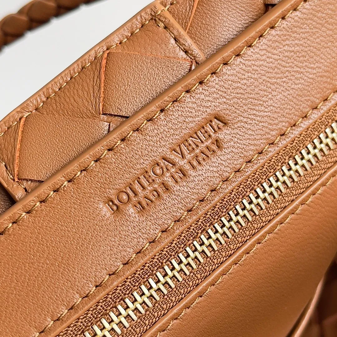 The 2023 new Andiamo batch of 1860 BV has been shipped‼ ️Really popular🔥The new Andiamo woven handbag launched by Bottega Veneta this season is really popular all over the world! ! Celebrities at home and abroad have worn it, and Oscar-winning actress Michelle Yeoh has taken it out on the street. Song Jia, Trai Yara, Yu Feihong, Sanji Ayaka, Rosie Hunting-Whiteley, Yoshioka Riho, etc. have all picked up this bag. It is classic and versatile, showing off its temperament, and the bag capacity is also large, which is very convenient for daily commuting! ! A variety of carrying methods, the shoulder straps can be adjusted by yourself, the original lambskin feels soft and delicate, and the neutral style is made to break gender boundaries and bring a more practical and longer-lasting use experience. Andiamo, which has both elegant and casual styles, perfectly interprets the true appearance of "fashionable old money style". Style number: 743568 Size: 25*22*10.5cm